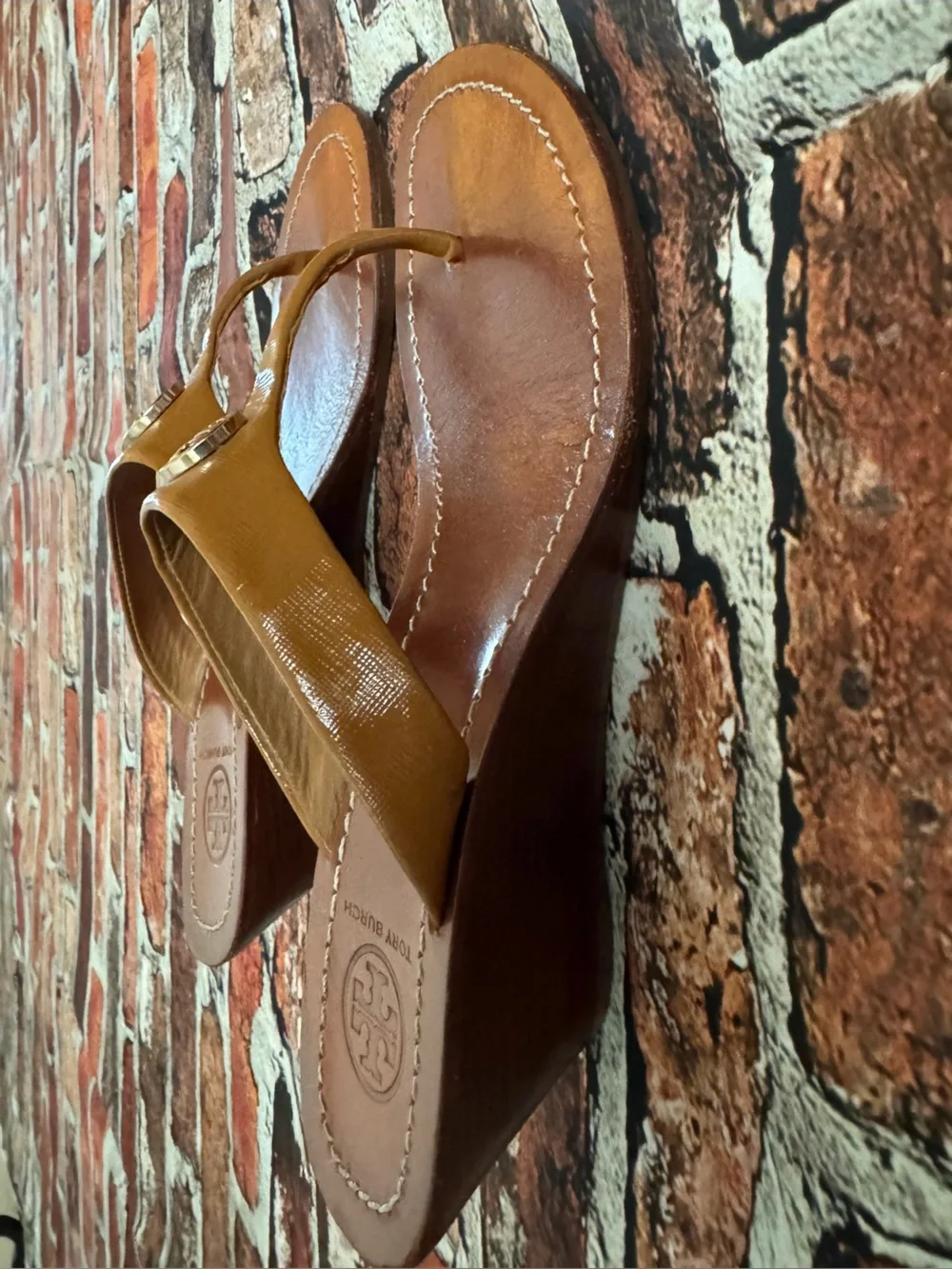 Tory Burch Women’s Tan Patent Leather Small Logo Cameron Thong Wedge Sandals
